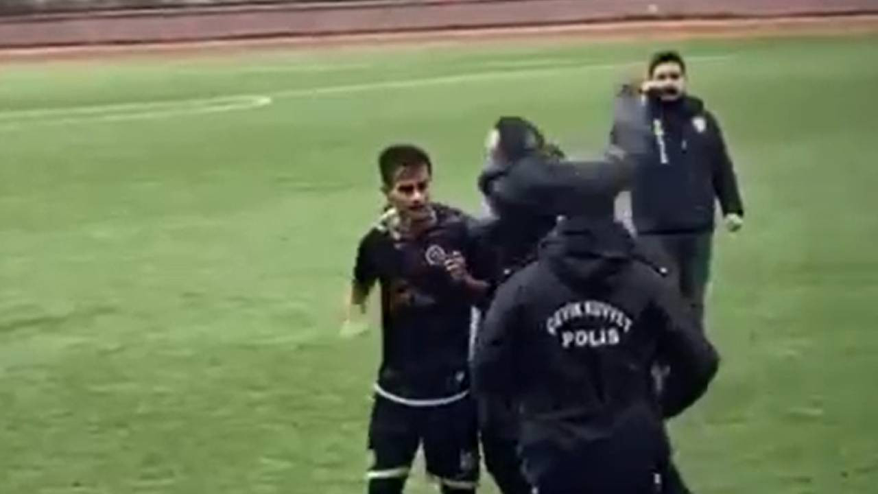 Sahaya inen kulüp başkanı rakip futbolcuyu tokatladı