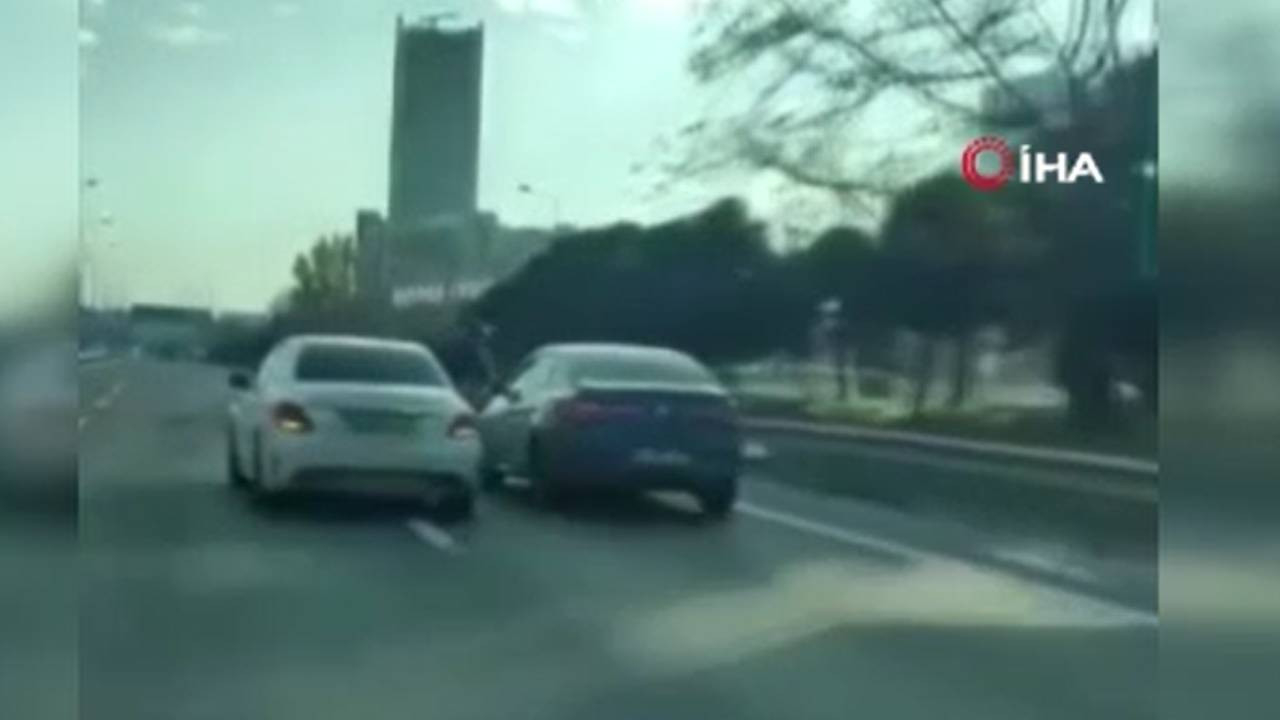 Magandalıkta çığır açtı! Seyir halindeki araca camdan sarkarak saldırdı