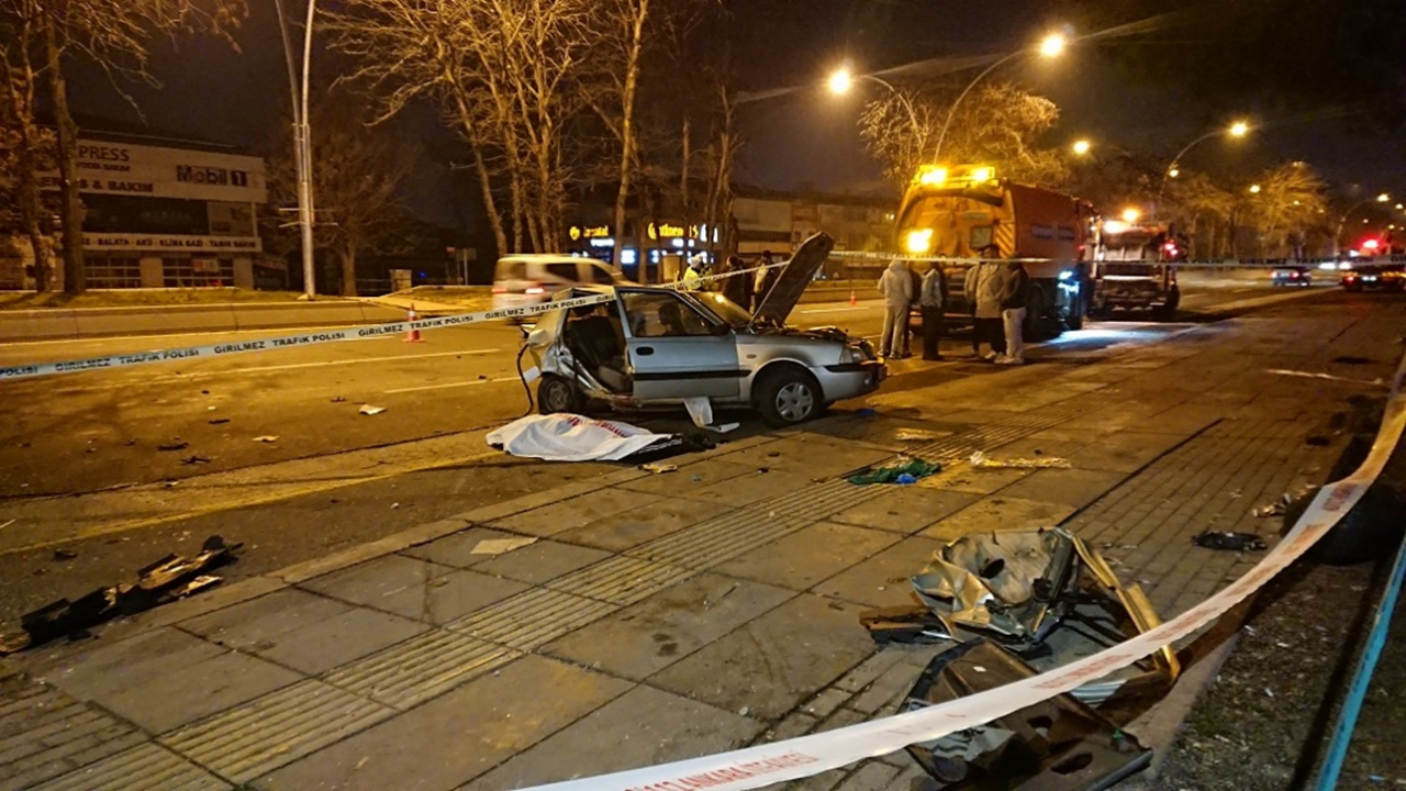 Ankara'da korkutan kaza! İki otomobil çarpıştı, yola savrulan 2 kişi öldü, 3 kişi yaralandı
