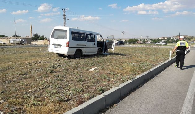 Denetim yapan polis memuruna minibüs çarptı...
