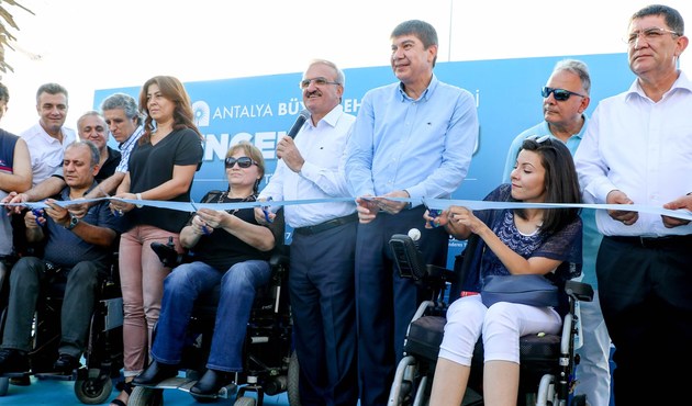 Antalya'da Engelsiz Plaj...