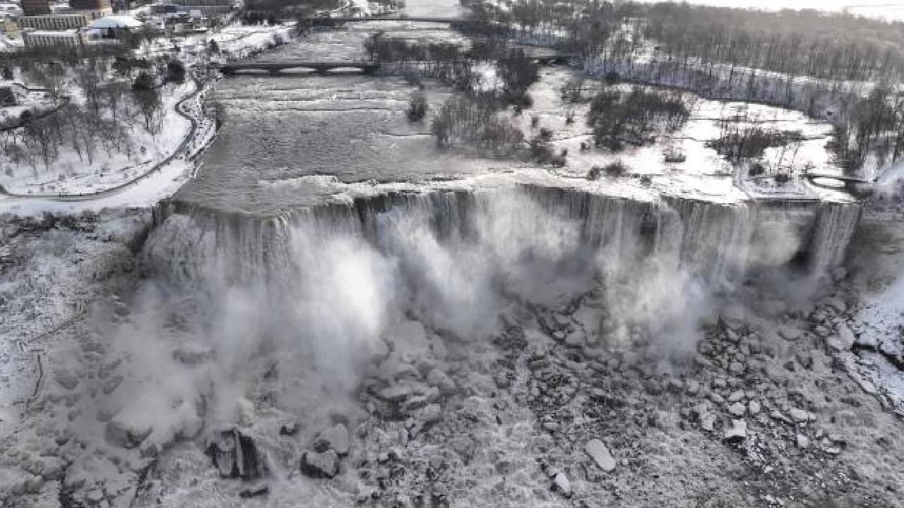 Dünyanın en büyük şelalesi Niagara'nın yarısı dondu! Ortaya muazzam görüntüler çıktı
