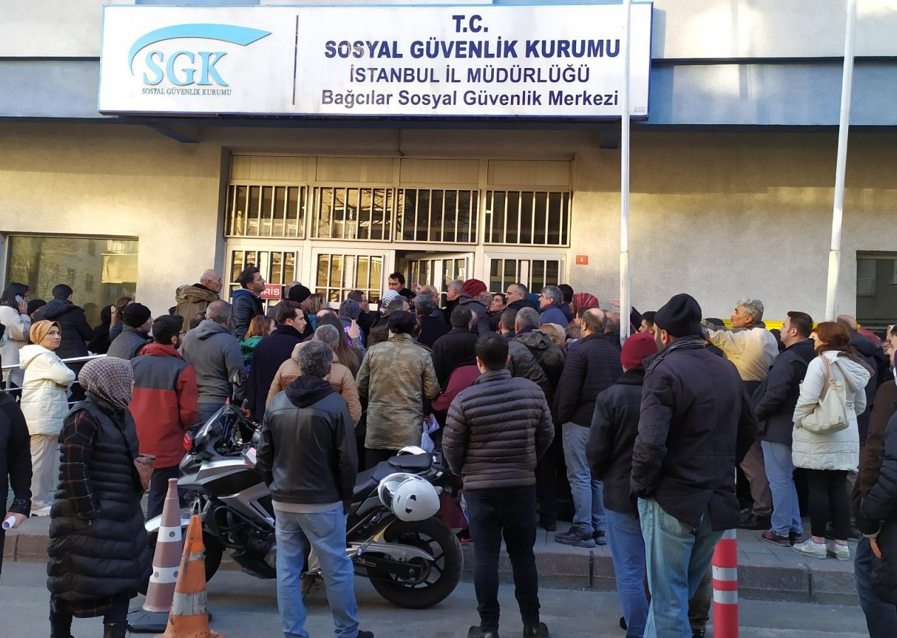 EYT müjdesini alan SGK'ya koştu! Gün hesaplatmak isteyen vatandaşlar erken saatlerde sıraya girdi!