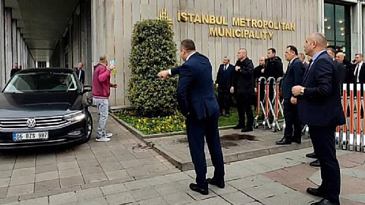 Tezgahı elinden alınan vatandaş İBB binası önünde kendini yakmaya çalıştı!