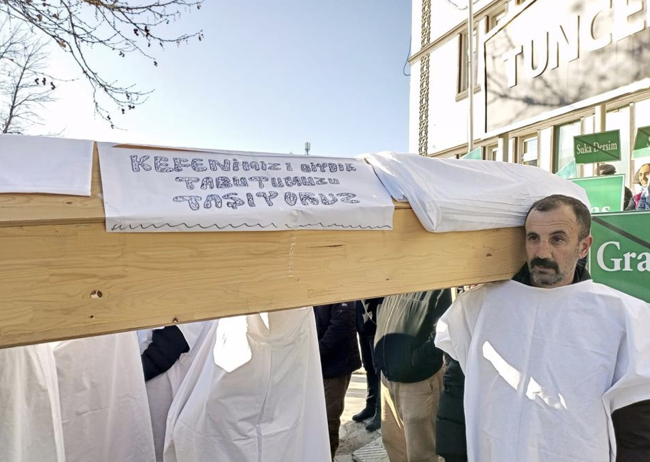 Köylülerden Tunceli Belediyesi'ne kefenli protesto!