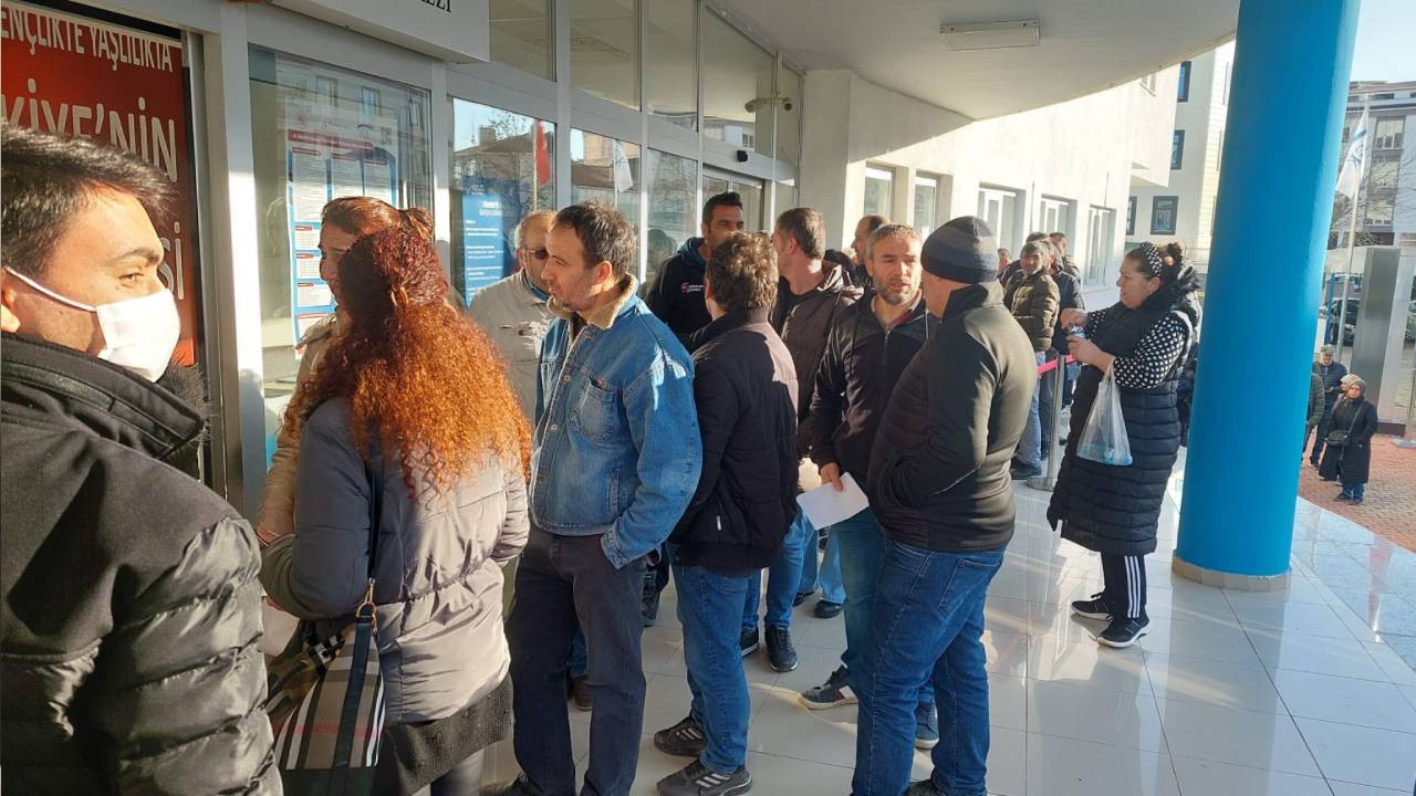 EYT kuyruğunda bekleyen vatandaş 6'lı masayı topa tuttu