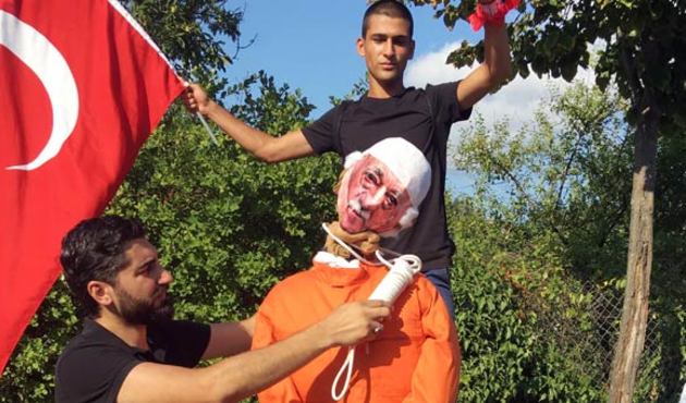Vatandaşlar FETÖ elebaşı Gülen'in kuklasını astı! Darısı gerçeğinin başına...