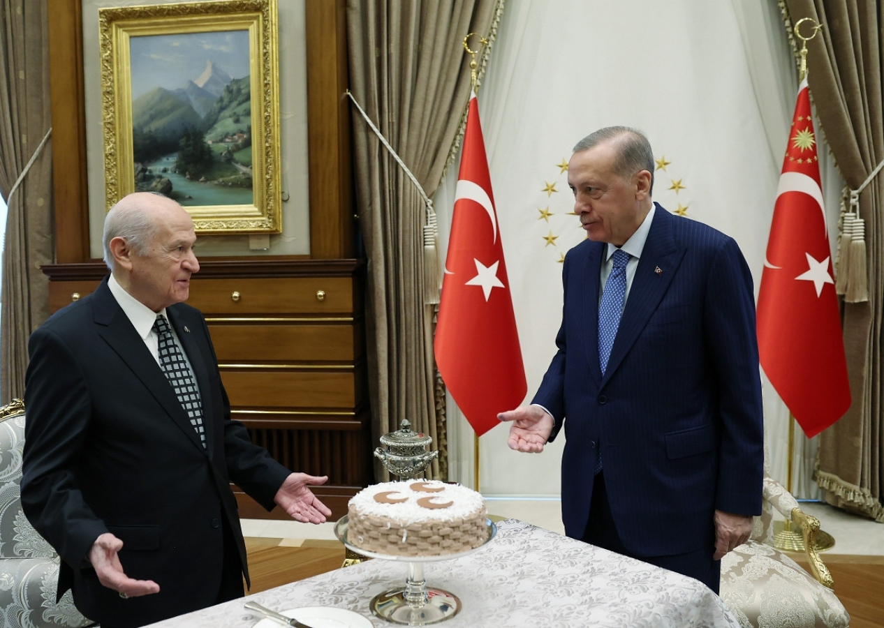 Beştepe'de kritik zirve! Cumhurbaşkanı Erdoğan, Bahçeli ile görüştü! Erken doğum günü pastası...