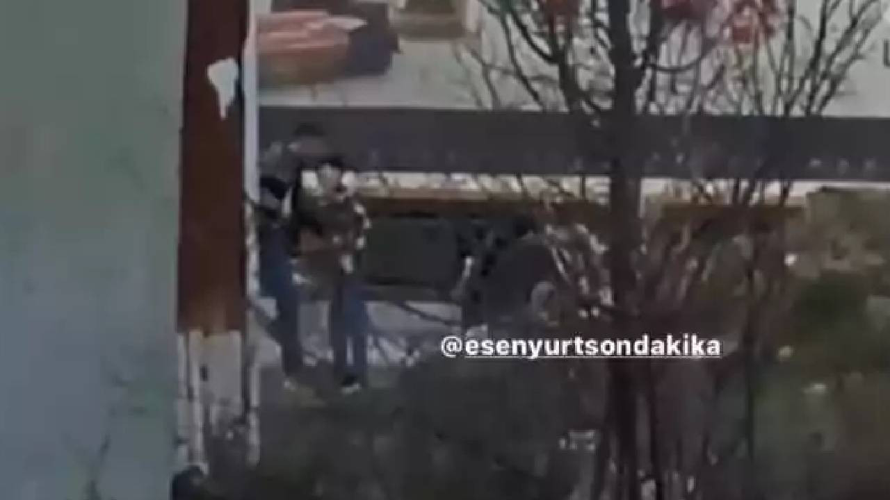Akıllara durgunluk veren olay! Küçük çocuk arkadaşlarına silah doğrulttu