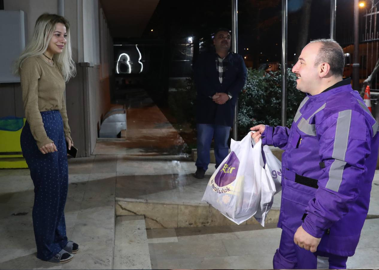 Bakan Varank, yeni yıla 'motokurye' olarak girdi! Öğrencilere sipariş götürdü