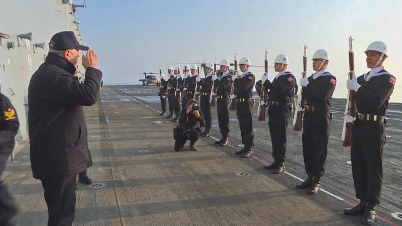 Bakan Akar 'dünyanın ilk SİHA gemisi'nde incelemelerde bulundu!