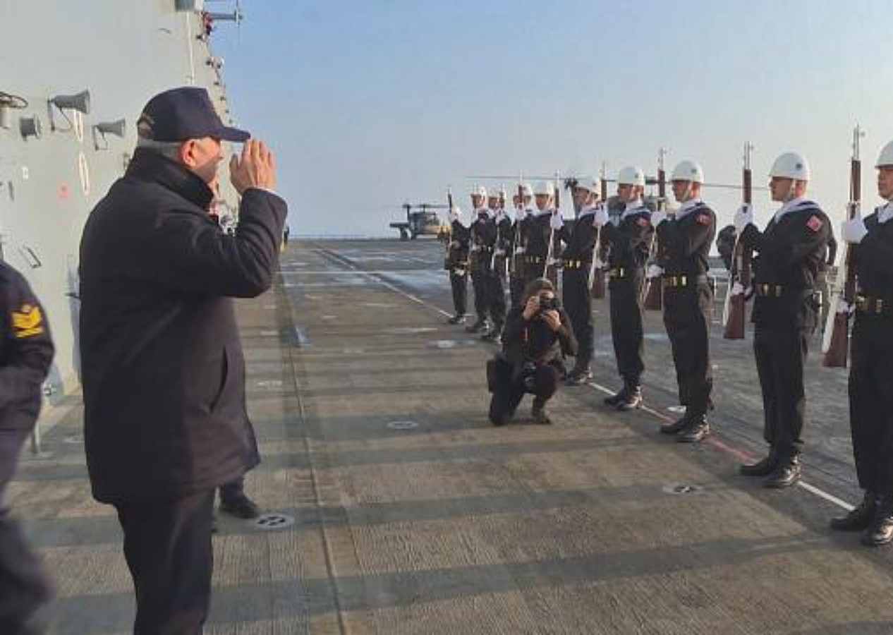 Bakan Akar 'dünyanın ilk SİHA gemisi'nde incelemelerde bulundu!