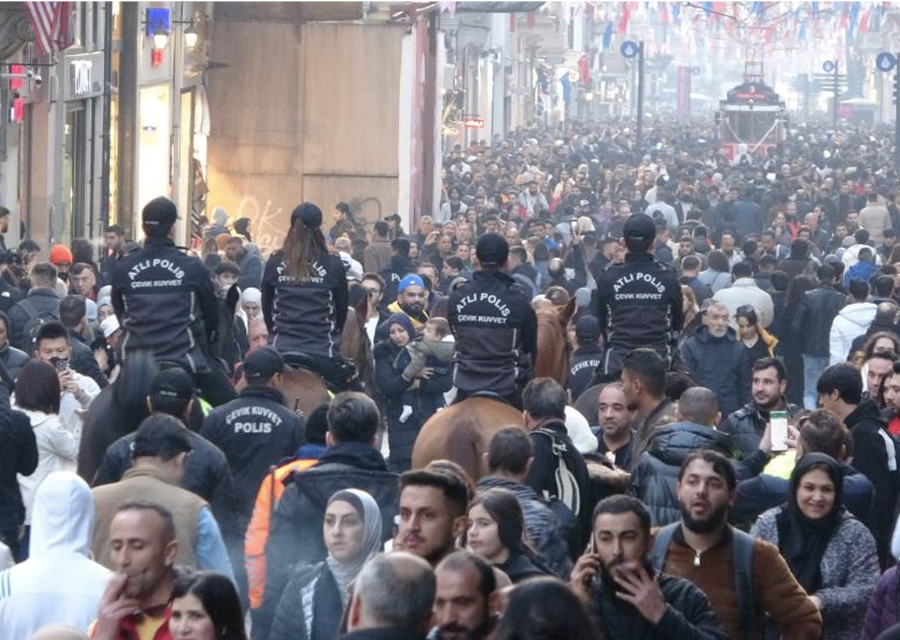 Yeni yıla Taksim'de girmek isteyen vatandaşlar İstiklal Caddesi'ne akın etti