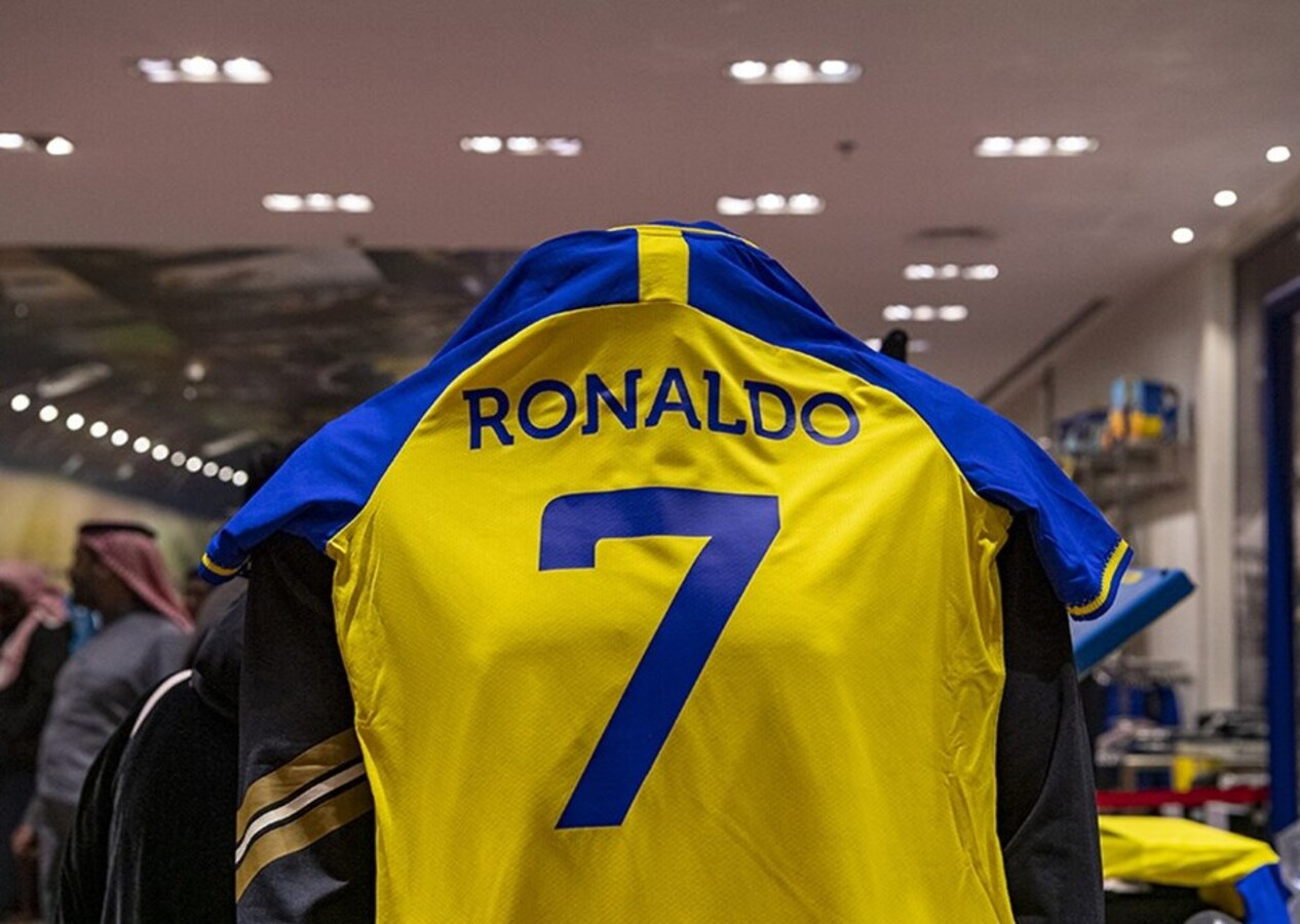 Suudi Arabistan'da çılgınlık! Cristiano Ronaldo formaları için ''yer yerinden oynadı...''