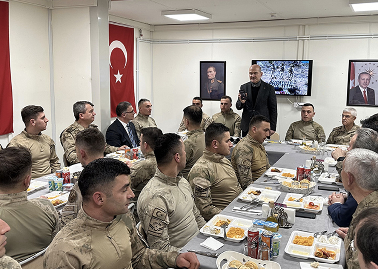 Bakan Soylu yeni yılda Tendürek Modüler Üs Bölgesi'ndeki jandarmaları ziyaret etti