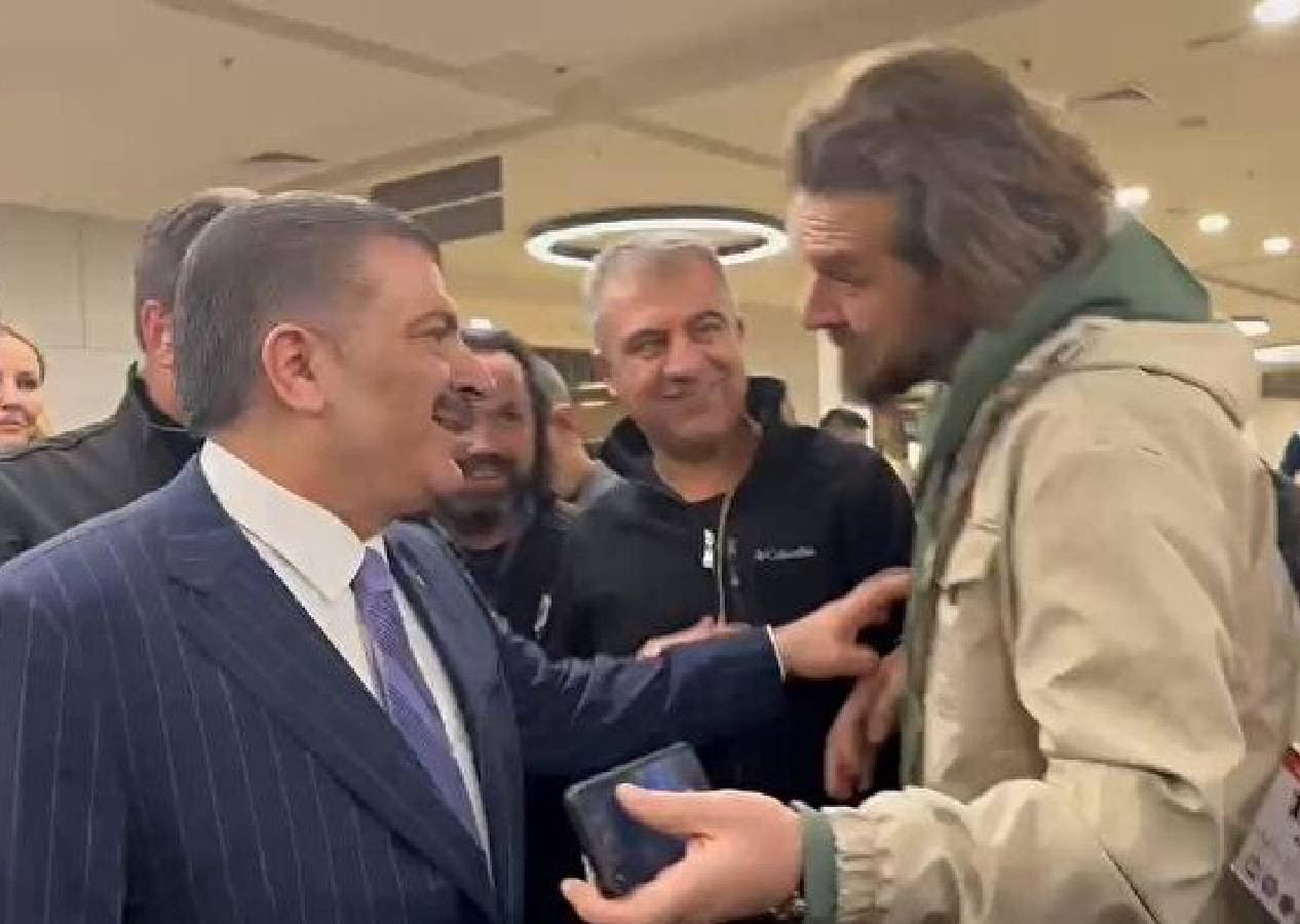 Portekiz’den geldi Türkiye'ye dua etti! Bakan Koca'ya sarılarak anlattı