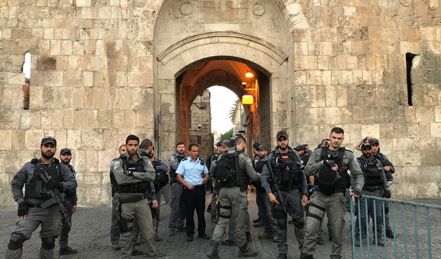 İsrail polisi Mescid-i Aksa'nın kapısında cemaate saldırdı...
