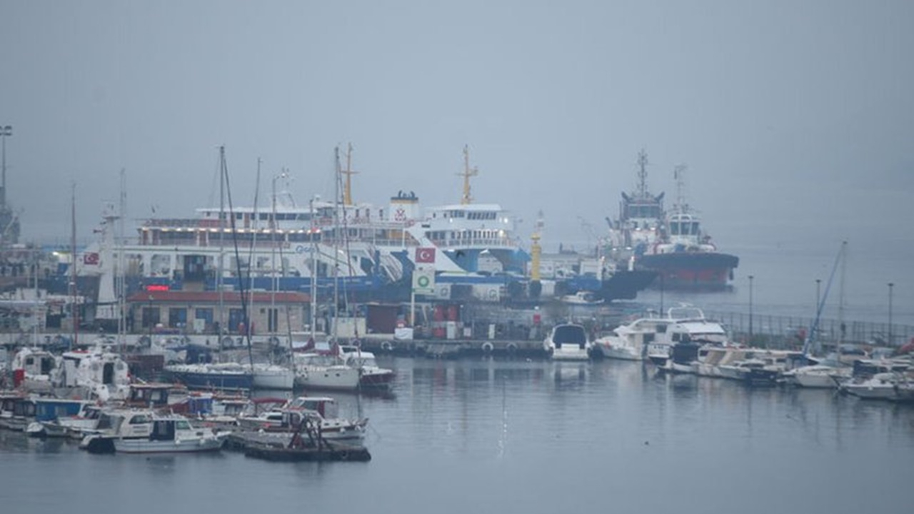 Çanakkale Boğazı'nda transit gemi geçişlerine sis engeli
