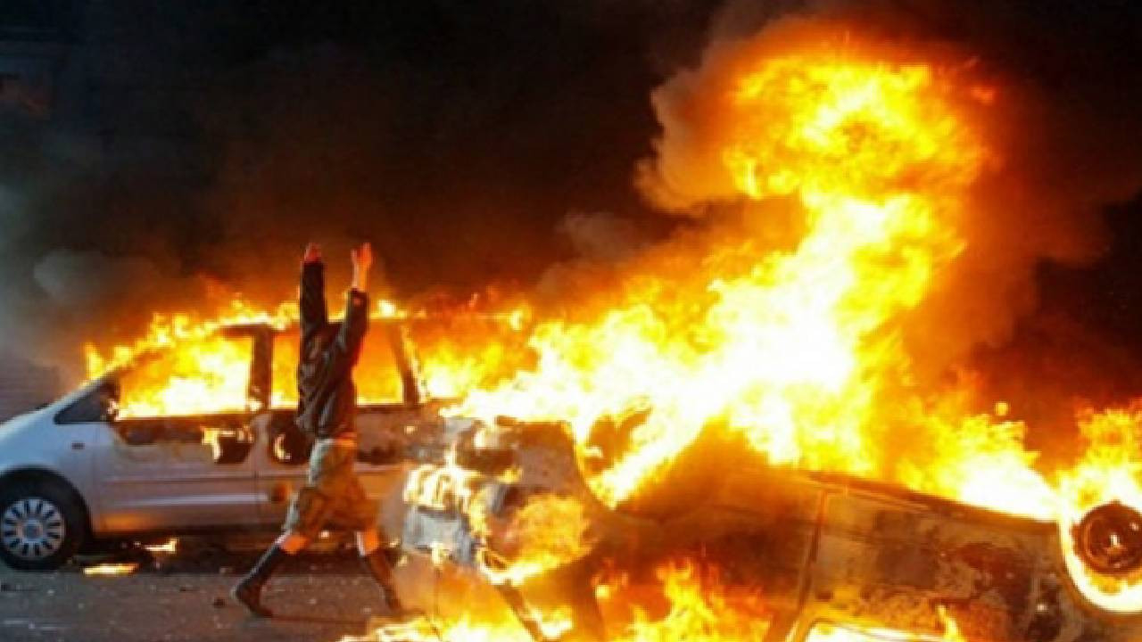 Fransa’da yılbaşı kâbusu! 690 araç kundaklandı