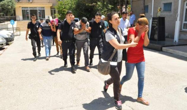Evlenme vaadi ile kandırıp, soyup soğana çevirdiler...