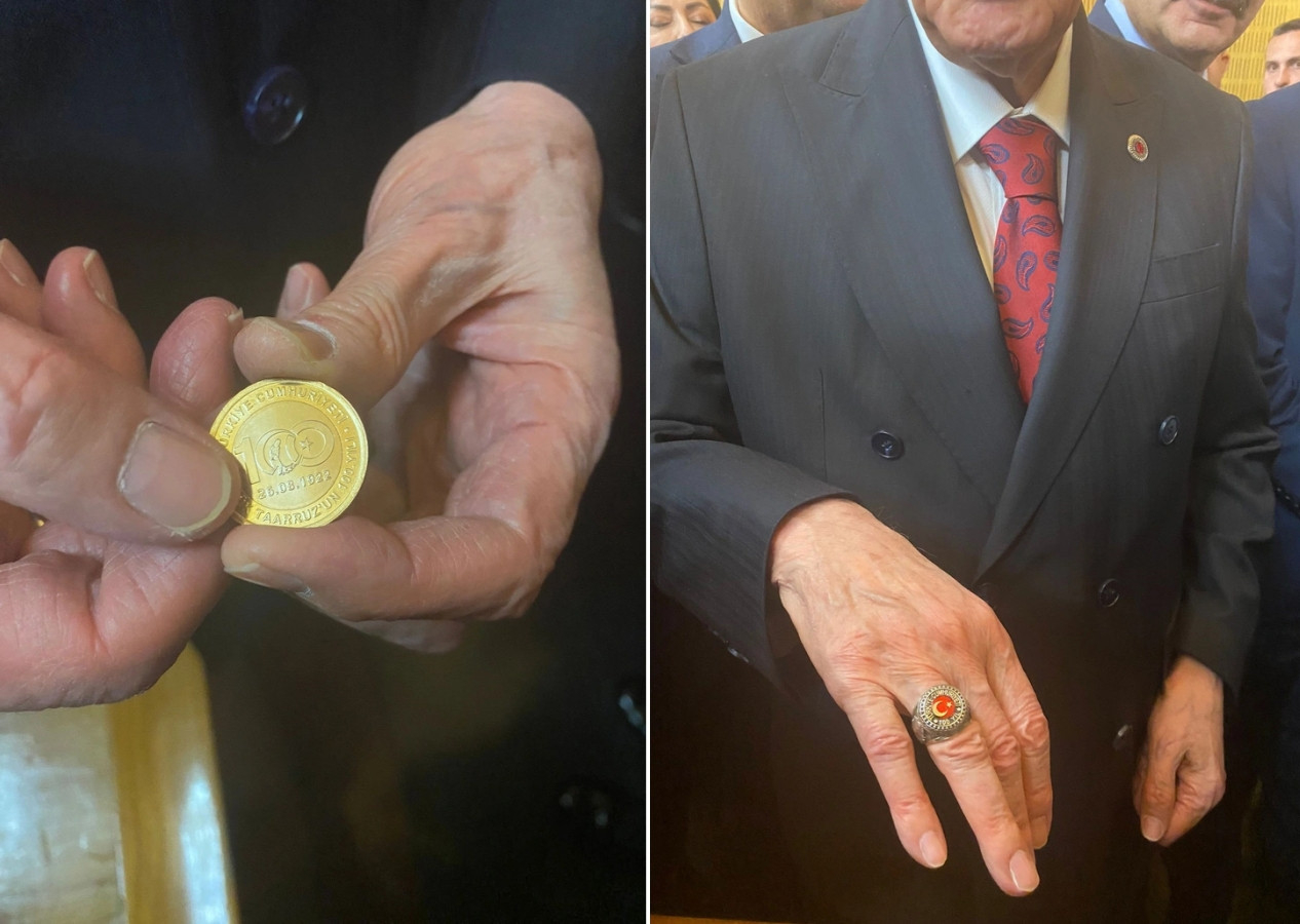 Devlet Bahçeli grup toplantısı sonrası Cumhuriyetin 100. yılına özel çıkarılan madeni parayı gösterdi!