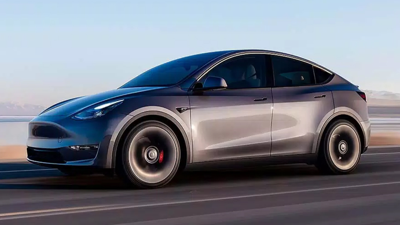 Tesla'yı otopilota alıp uyudu! Polisler 15 dakika boyunca kovaladı