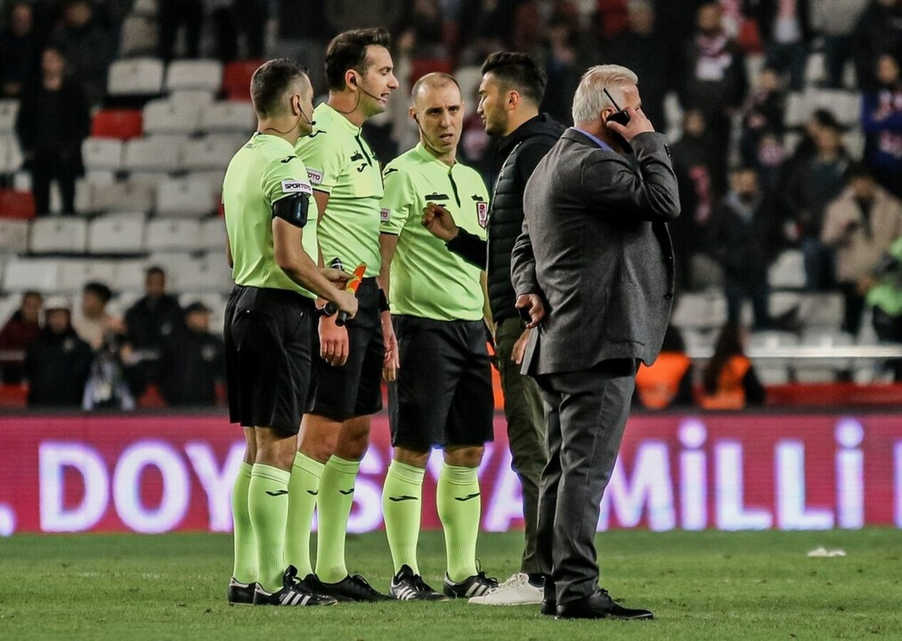 Antalyaspor - Fenerbahçe maçının sonunda gergin anlar!