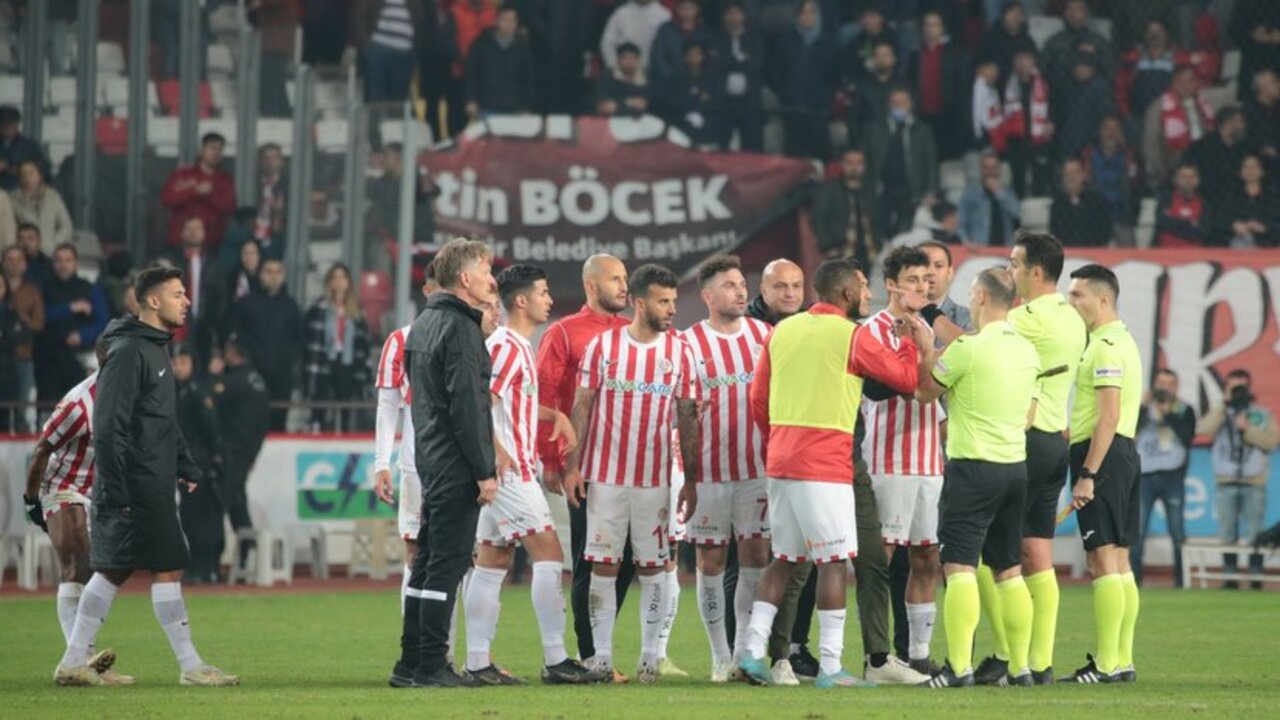 Antalyaspor'dan Fenerbahçe maçı sonrası flaş paylaşım: Adaletin olduğu paralel evrende maç sonucu...