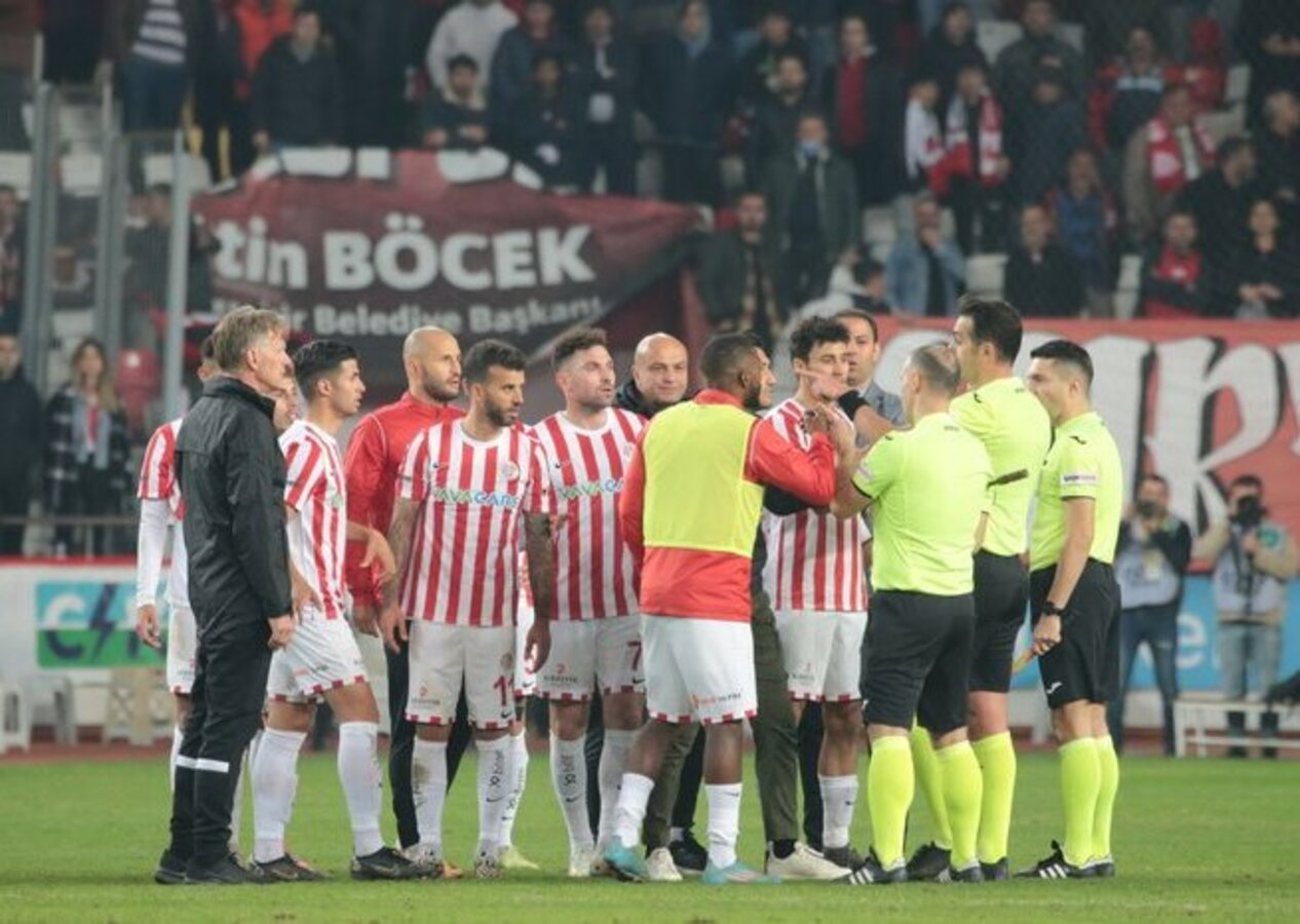 Antalyaspor'dan Fenerbahçe maçı sonrası flaş paylaşım: Adaletin olduğu paralel evrende maç sonucu...
