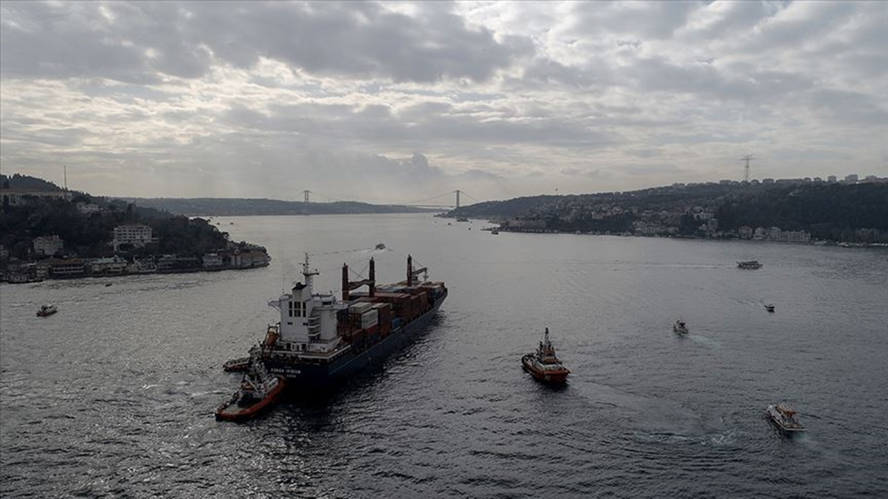 İstanbul Boğazı çift yönlü olarak gemi trafiğine kapatıldı