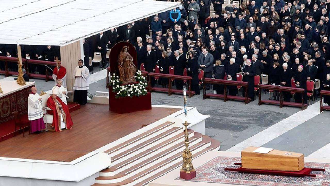 Emerit Papa 16. Benediktus Vatikan'daki cenaze töreniyle defnedildi