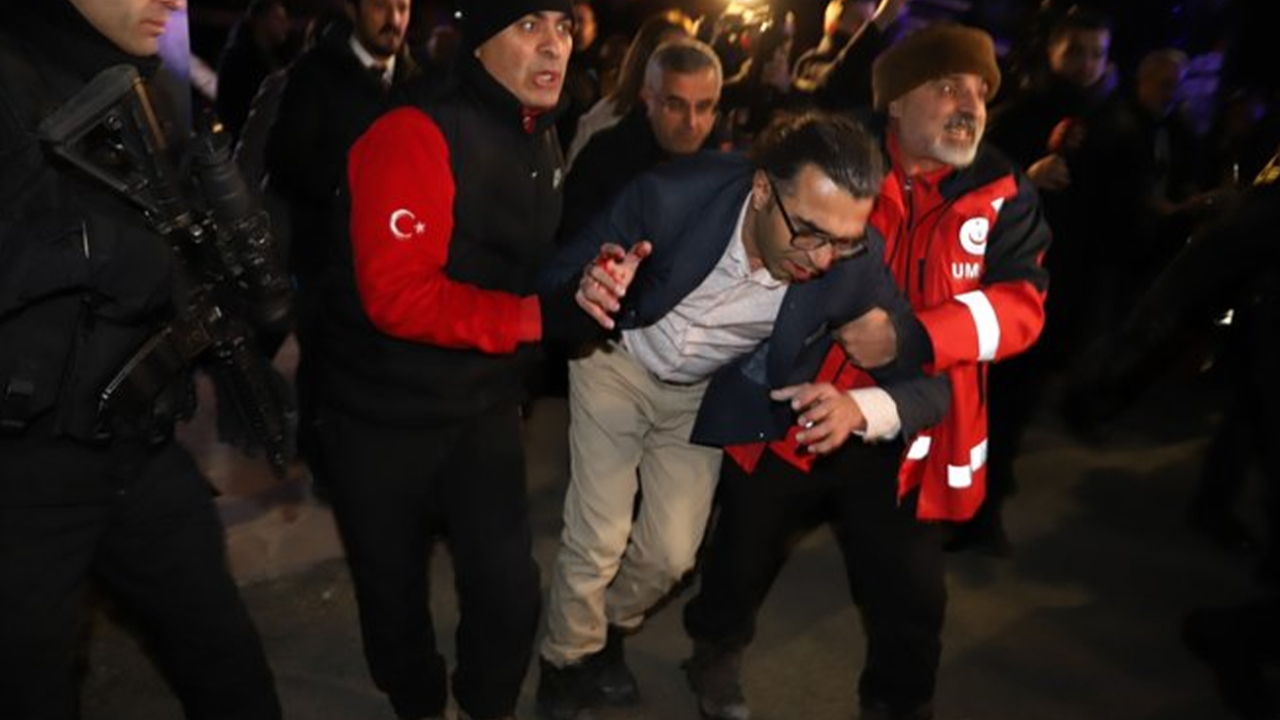 “Sarıkamış Şehitlerini Anma Töreni”nde kullanılan platformun tavanı çöktü