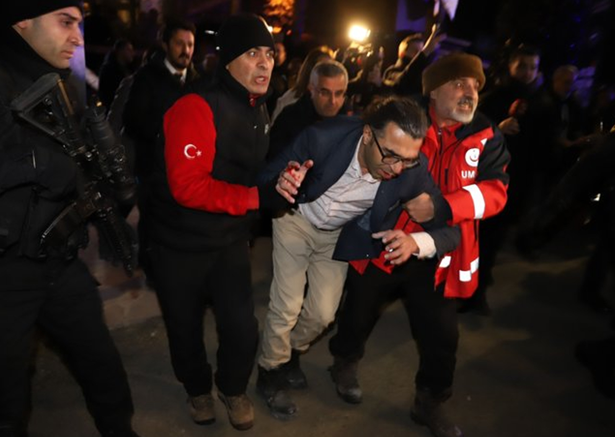 “Sarıkamış Şehitlerini Anma Töreni”nde kullanılan platformun tavanı çöktü