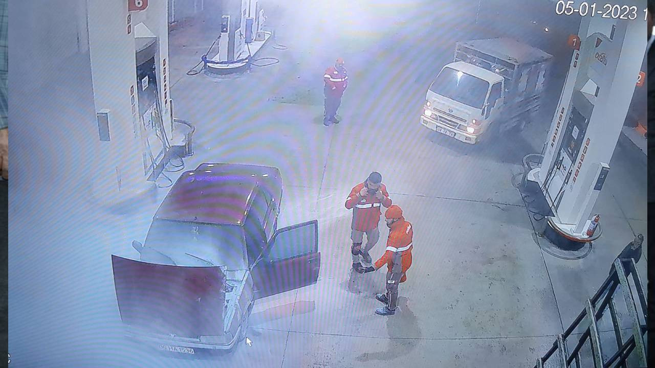 Akaryakıt istasyonunda korku dolu anlar! Pompaya yaklaşınca otomobil alev aldı