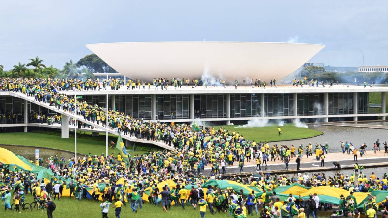 Brezilya'da Bolsonaro destekçileri Kongre binasını bastı