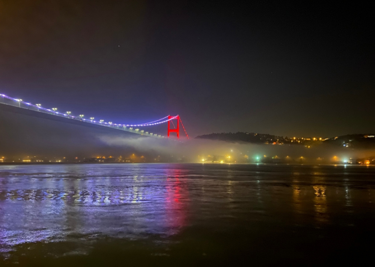 İstanbul'da yoğun sis! Boğaz'da gemi trafiği çift yönlü olarak askıya alındı!