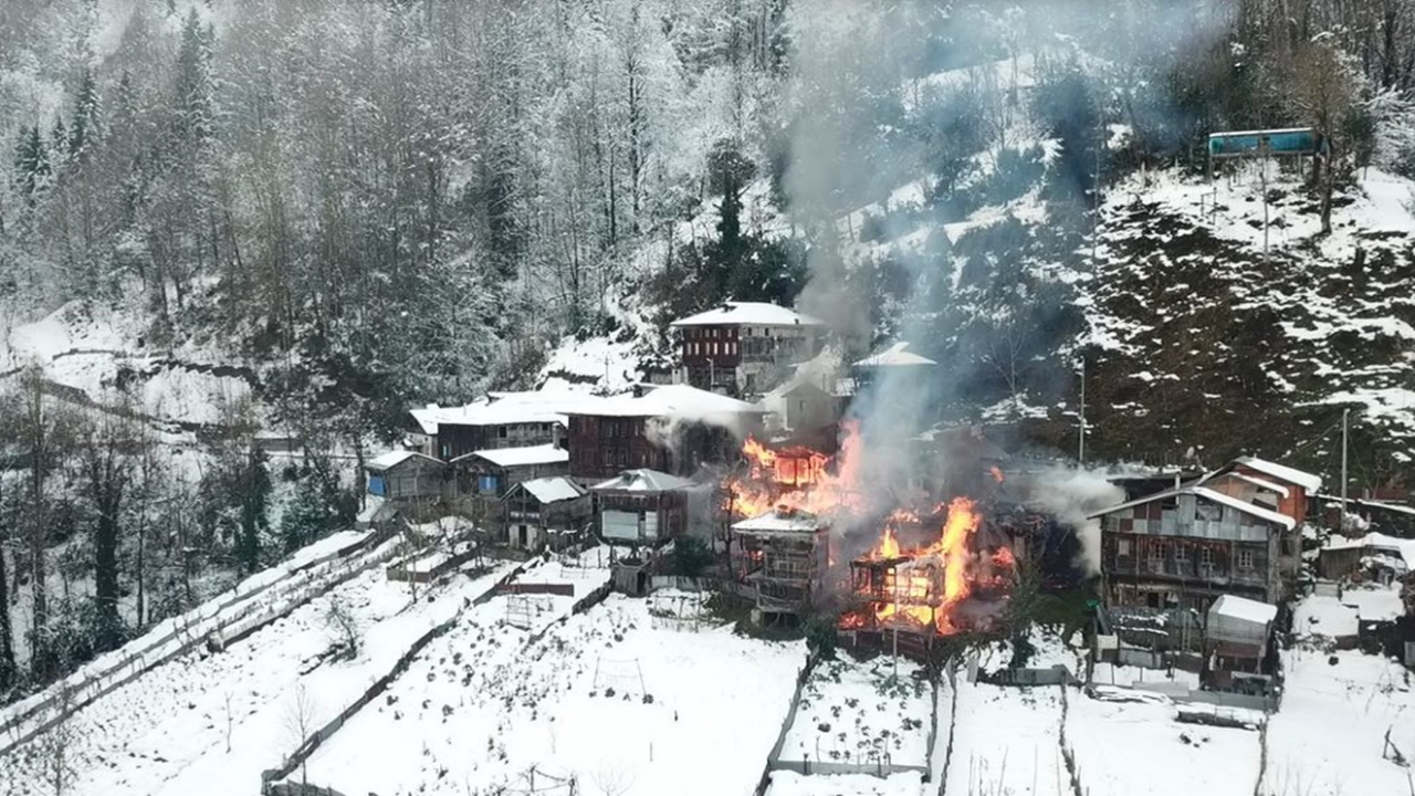 Rize'de korkutan yangın! 2 ev, 2 serendi, 1 kamyonet küle döndü