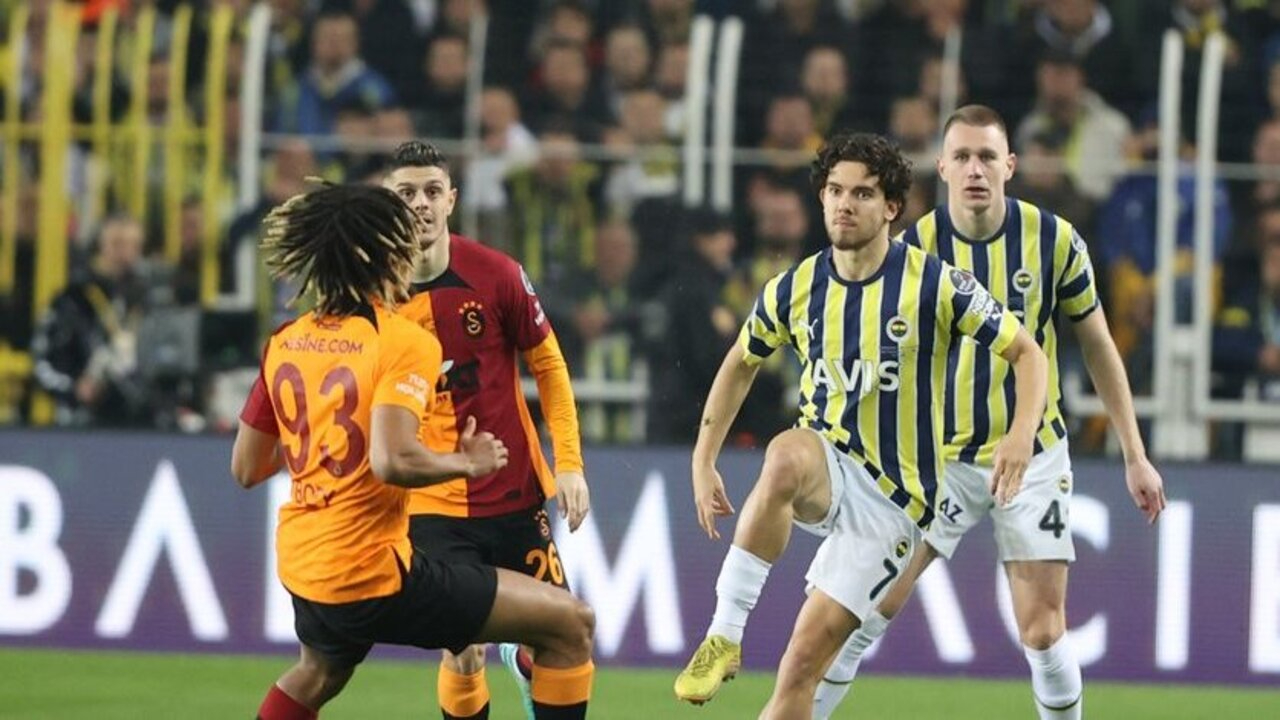 Fenerbahçe - Galatasaray derbisinde gol ofsayta takıldı!