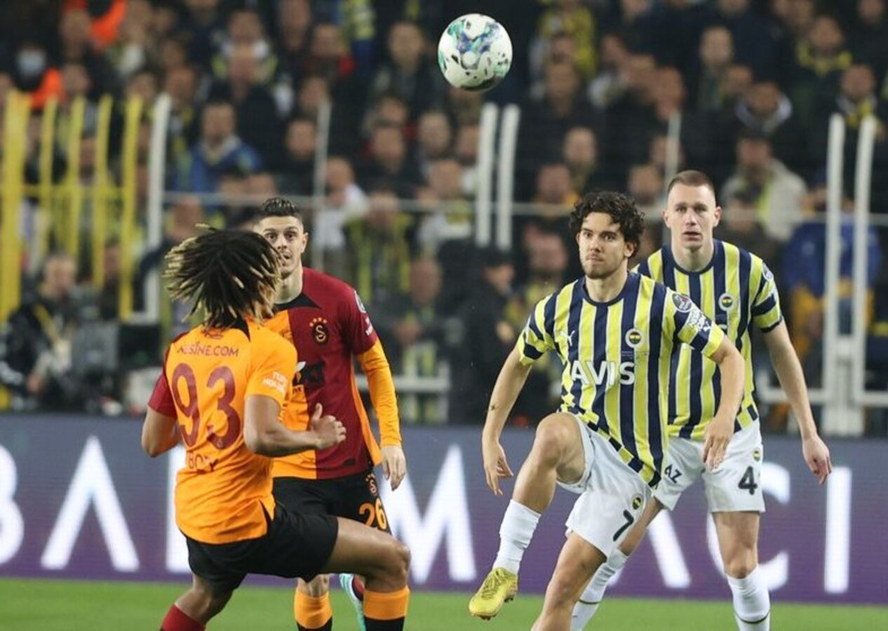 Fenerbahçe - Galatasaray derbisinde gol ofsayta takıldı!