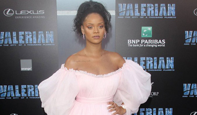 Kırmızı halıya Rihanna damgasını vurdu!