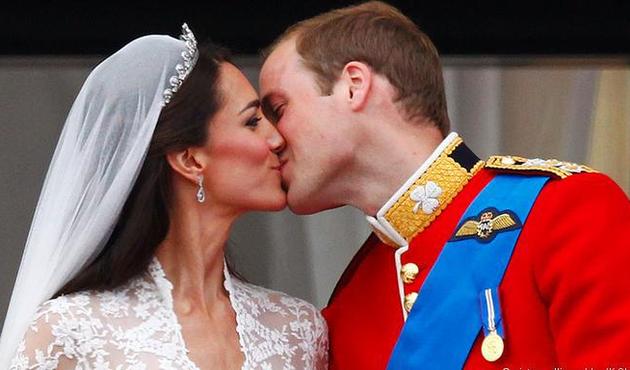 Prens William ile Kate'in aşkları böyle başlamış... Meğer Dantelli elbisesine vurulmuş!