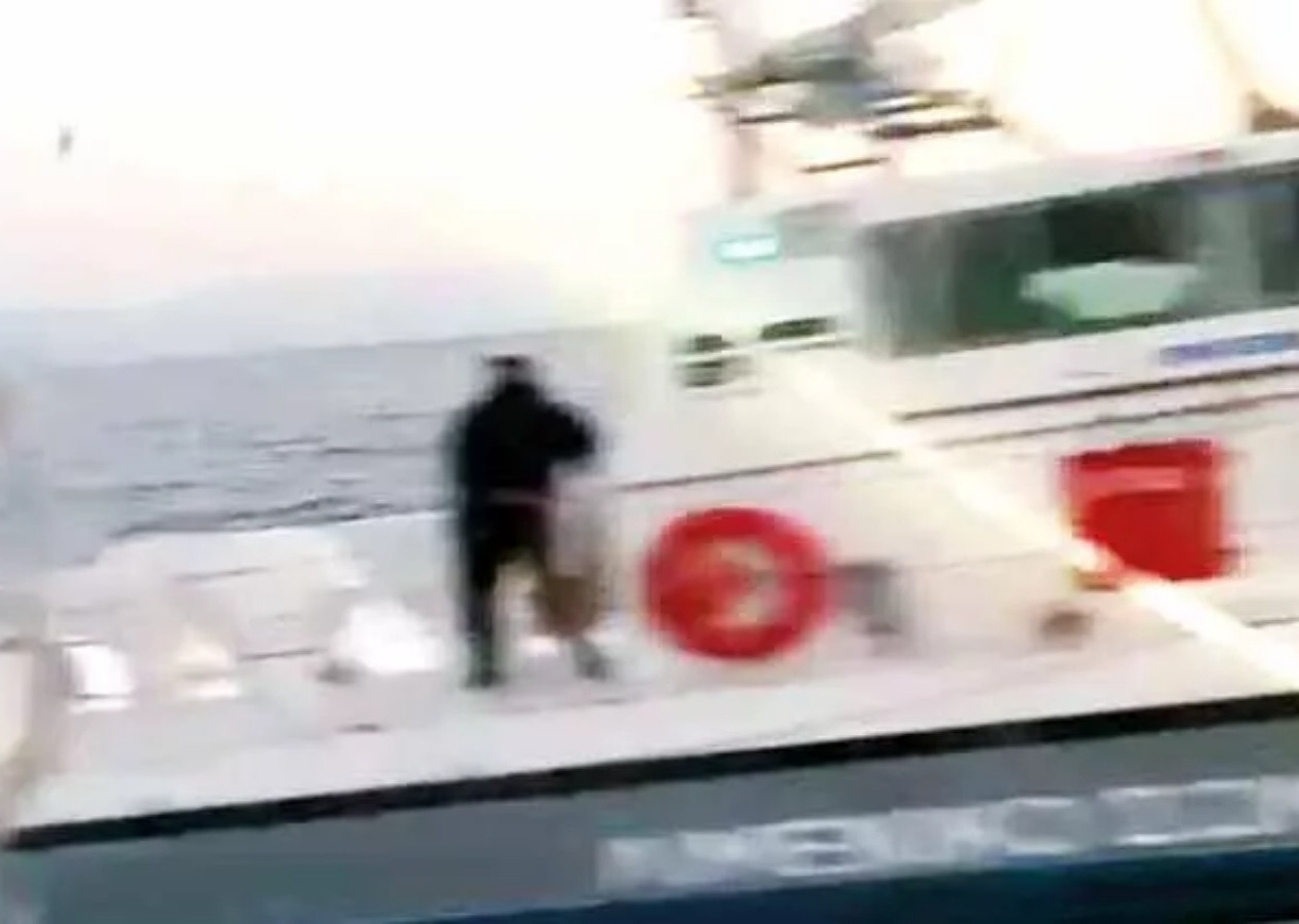 Yunan sahil güvenliğinden Türk gemisine taşlı ve silahlı taciz! Balıkçı o anları anlattı...