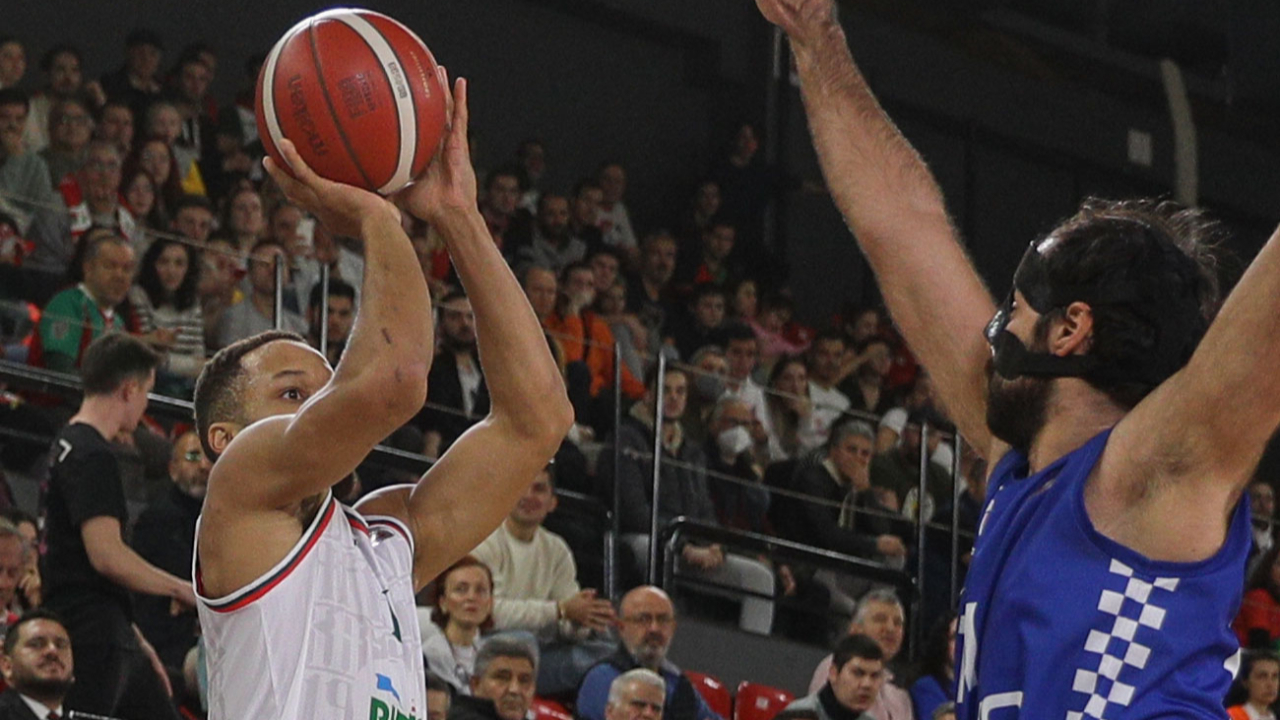 Jaylon Brown 3 sayı rekoru kırdı