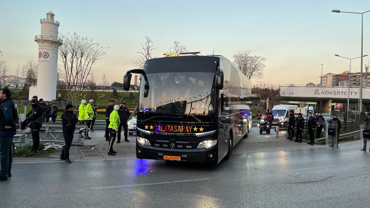 Dev derbide heyecan dorukta! Galatasaray Ülker Stadyumu'na ulaştı...