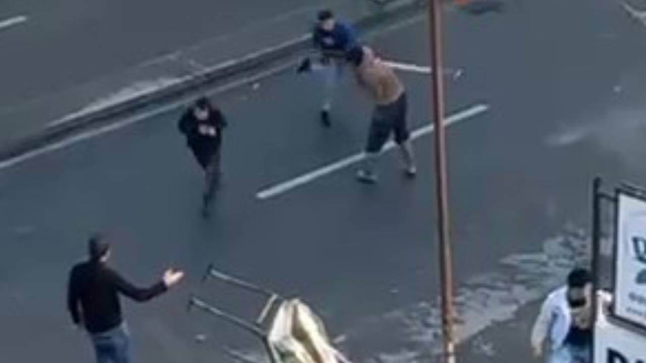 Zeytinburnu'nda kağıt toplayıcıları arasında “karton” kavgası!