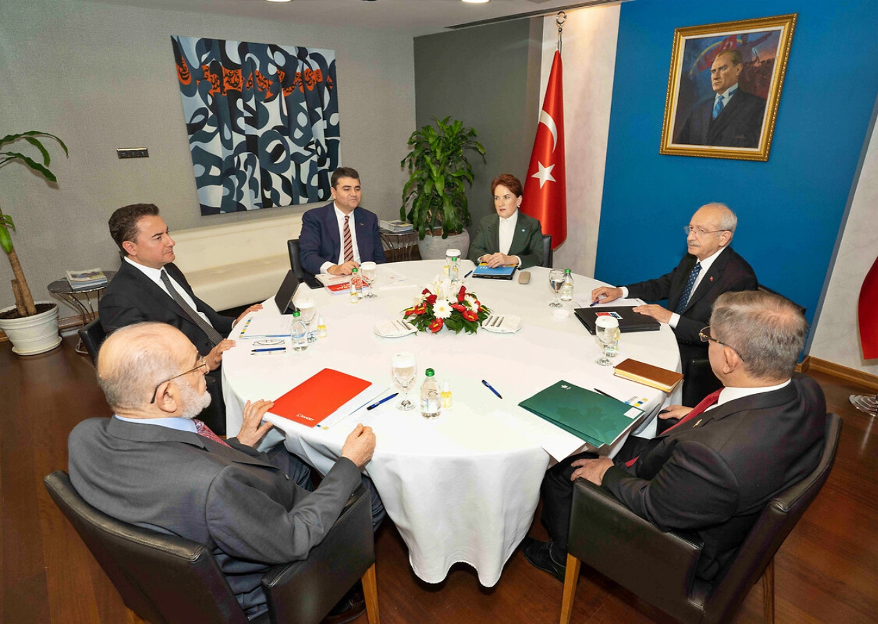 TUHAF BİR HİKÂYENİN İÇİNDEN GEÇİYORUZ