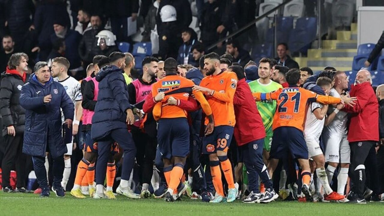 Başakşehir - Adana Demirspor maçı bitti, saha karıştı!