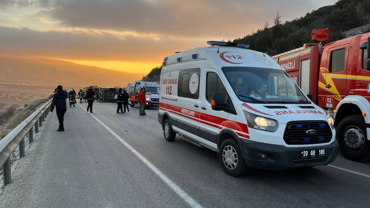 Denizli'de işçileri taşıyan midibüs devrildi! 2 ölü, 15 yaralı