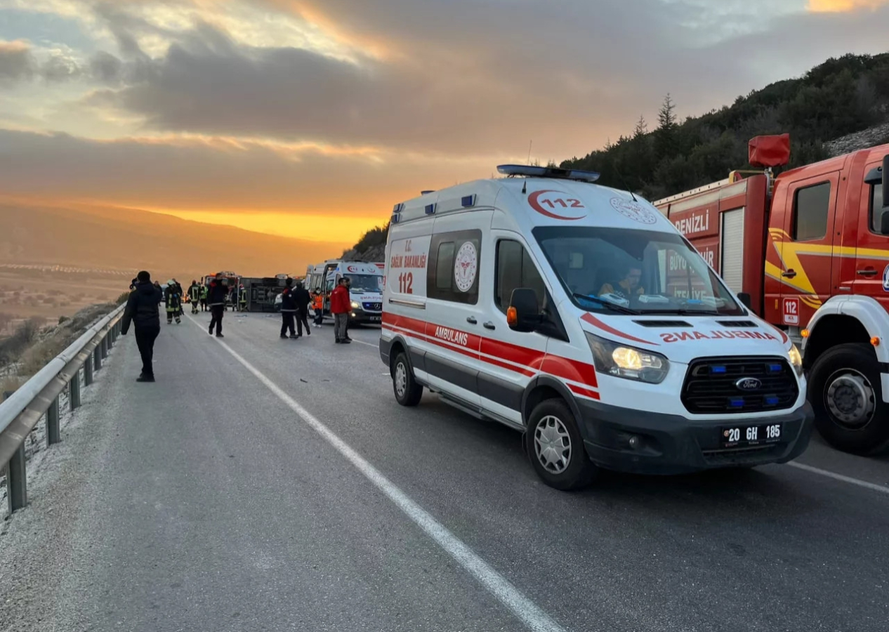 Denizli'de işçileri taşıyan midibüs devrildi! 2 ölü, 15 yaralı