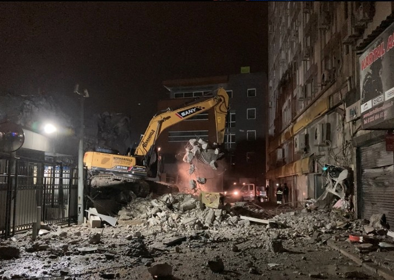 İzmir’de eski İl Emniyet Müdürlüğü binası çöktü! Enkaz kaldırma çalışmaları başladı